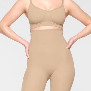 HIGH-WAISTED ABOVE THE KNEE SHORT